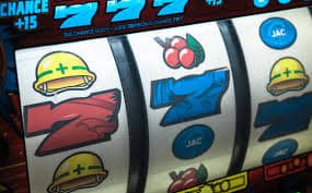 Red Tiger roulette table broadcast at kingwin 868.com showing wheel spin and live dealer